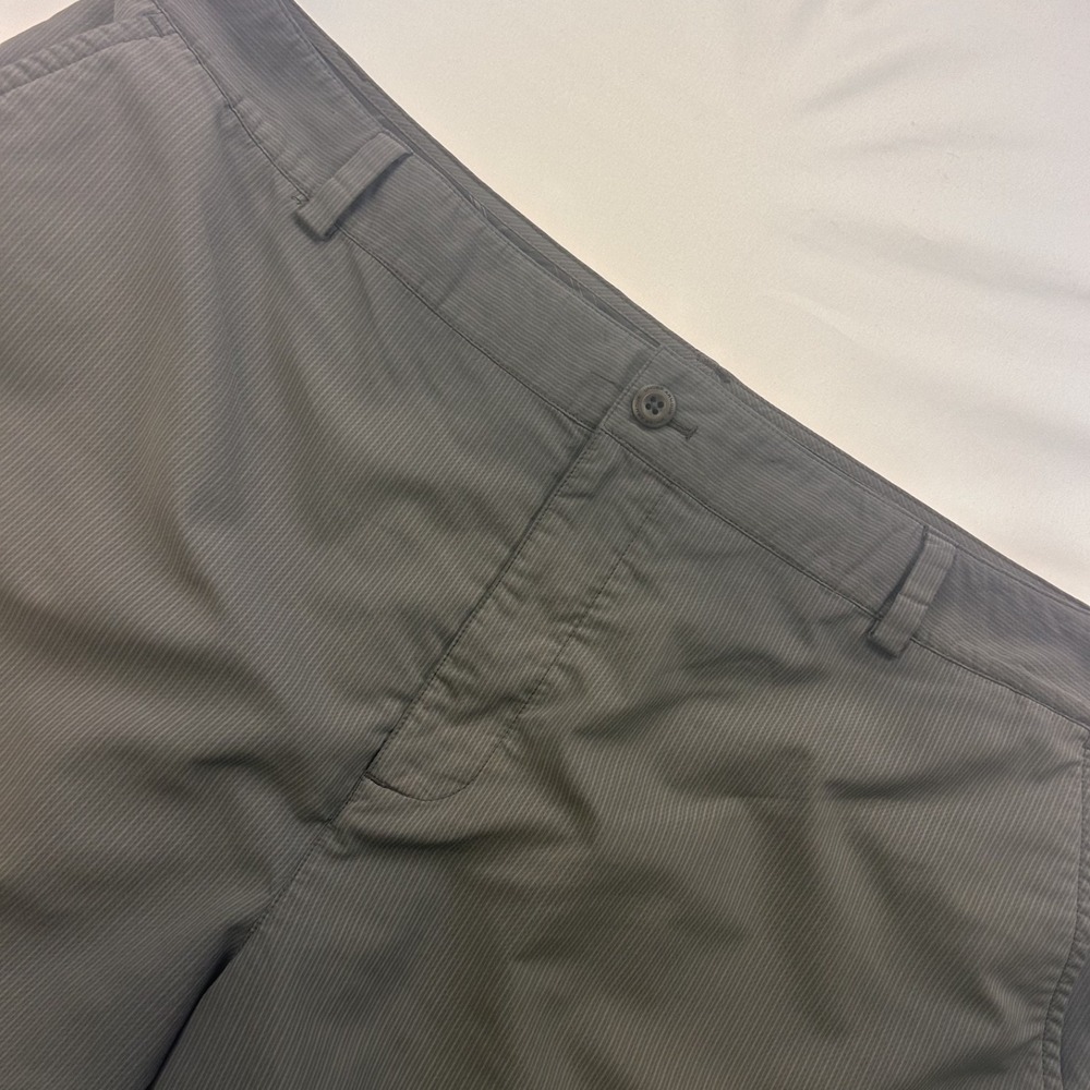 Under Armor Men Grey on Grey Stripes Polyester Flat Front Golf Shorts 40